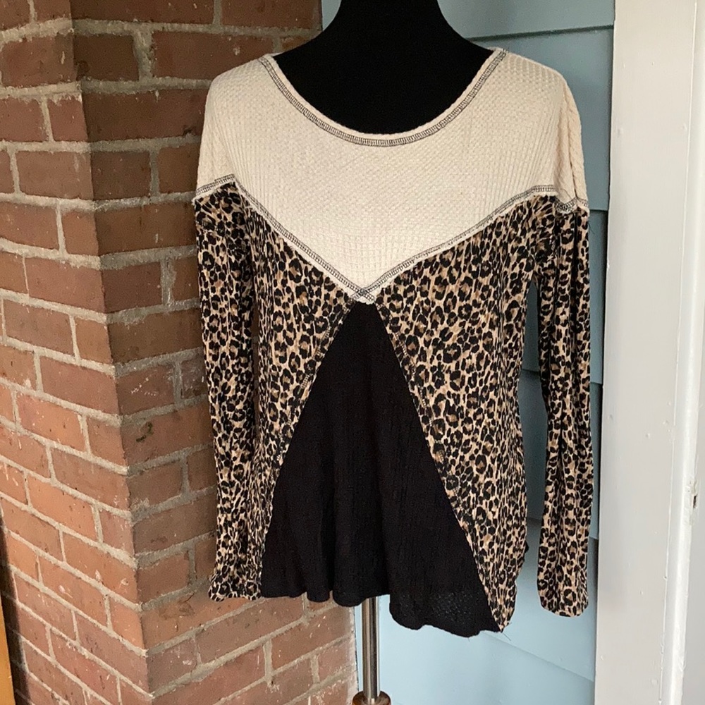 Ava James Women’s long sleeve shirt sized medium M leopard print